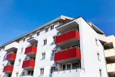 Wohnungshaus weiß rot