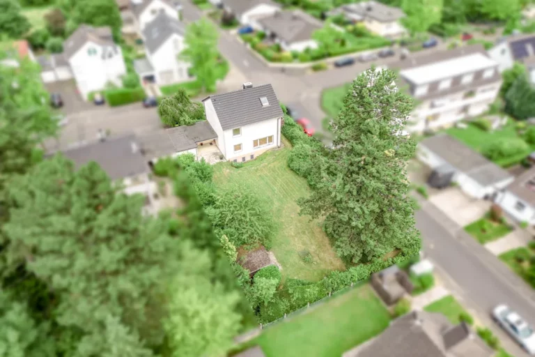 Einfamilienhaus mit Garten und angrenzendem Baugrundstück in Bonn-Niederholtorf