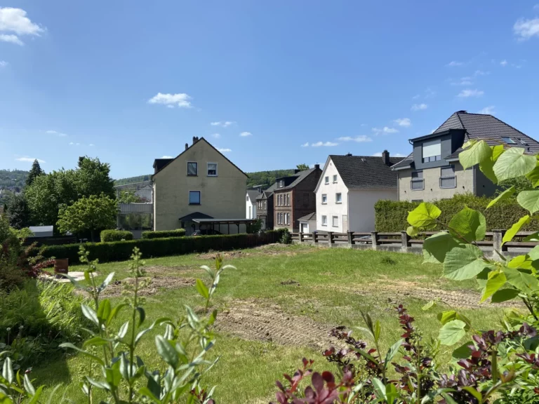 Zentral gelegenes Baugrundstück mit Baugenehmigung für ein MFH – ideal für Investoren!