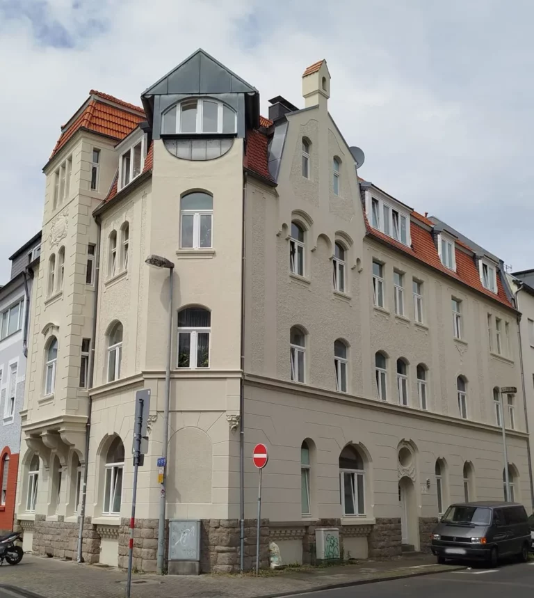 Heller Altbau mit Erker und viel Platz!