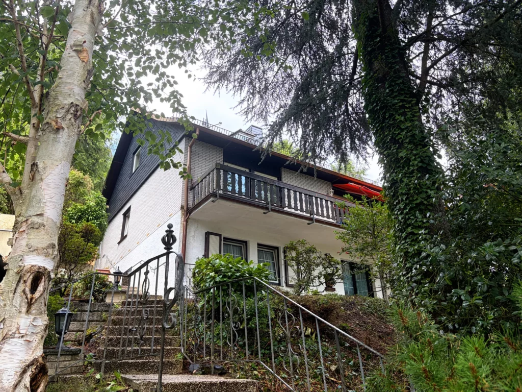 Großzügiges Mehrgenerationenhaus 
in zentrumsnaher Lage von Wiehl!