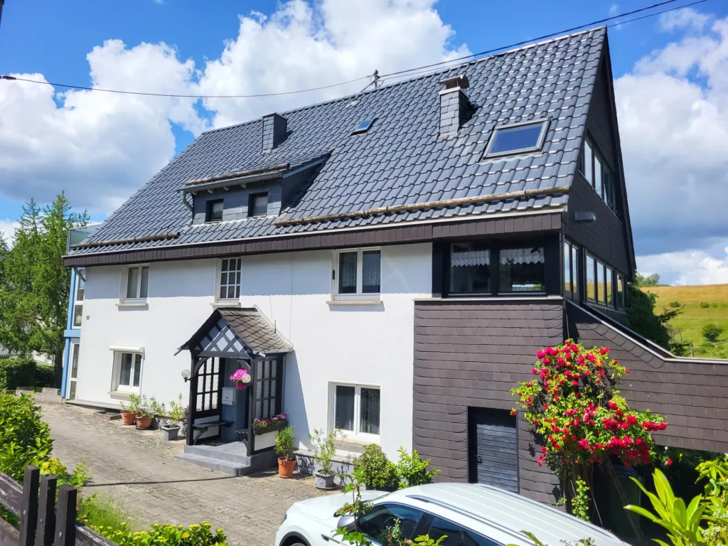 Großzügiges Wohnhaus mit renovierter Einliegerwohnung,  Doppelgarage und gepflegtem Garten!