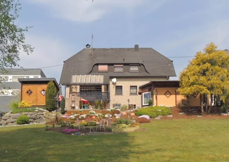 Top gepflegtes Einfamilienhaus mit einer herrlichen Gartenlandschaft, am Waldrand gelegen!