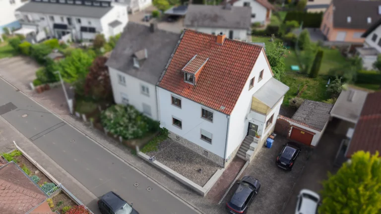 *RESERVIERT* Solides Zweifamilienhaus mit Garten und Garage in Niederhadamar!