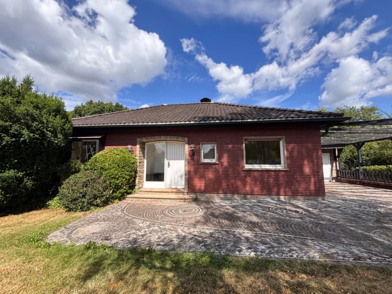 **RESERVIERT**
Großzügiges, gepflegtes Einfamilienhaus mit ELW, Poolhaus, Sauna & Traumhafte Aussicht in Windeck!