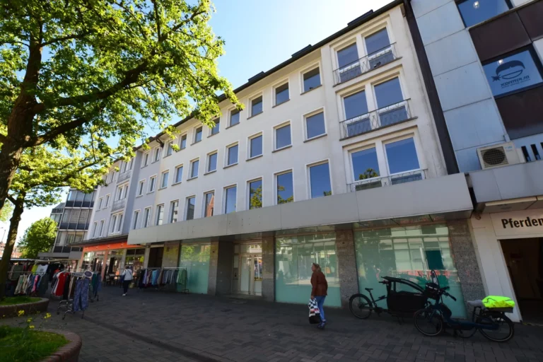 Büro-und Praxisgebäude mit Ladenfläche und 2 Wohnungen in zentraler Lage