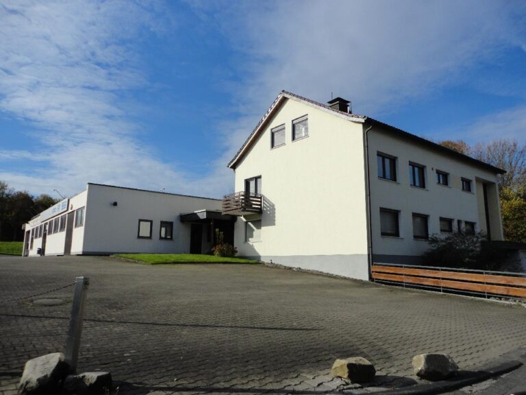 Werkstatthalle mit ca. 353 m² großen Wohnhaus auf 2700 m² großen Grundstück – Hagen Lennetal