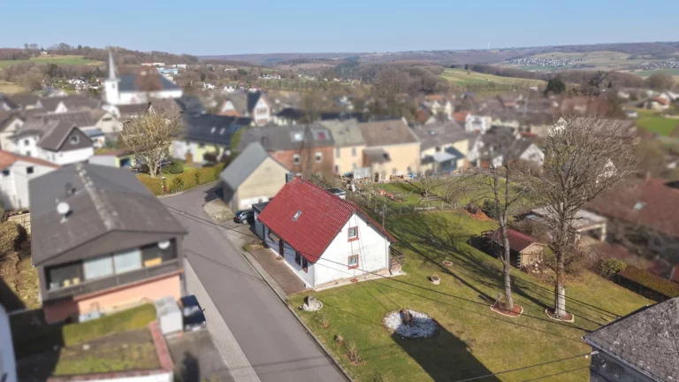 *RESERVIERT*  EFH in familienfreundlicher Ortschaft – Mit tollem Fernblick – sep. Bauplatz möglich!