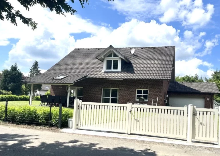 *RESERVIERT* Exklusives Einfamilienhaus auf großzügigem Grundstück mit Fernblick, Sauna & Pool!