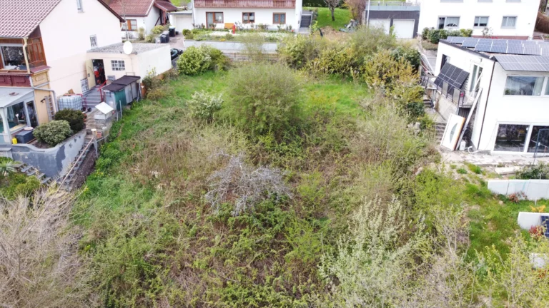 Unverbaubares, idyllisches Grundstück mit schönem Fernblick, voll erschlossen