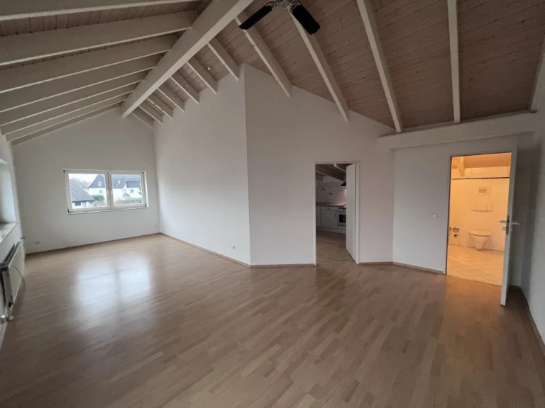 2-Zimmer-Dachgeschoss-Wohnung mit hohen Decken in Oberpleis