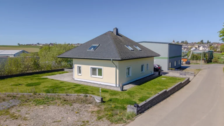 Neuwertiger Walmdachbungalow mit ELW (vermietet) &
sep. Gewerbehalle!
