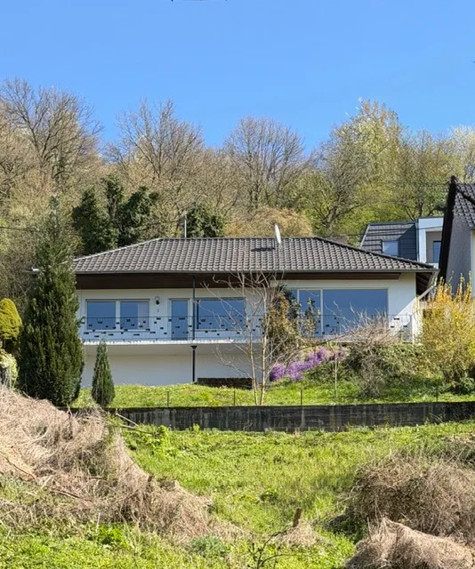 PROVISIONSFREI: Bungalow – attraktive Hanglage – unverbaubarer Fernblick -ideal für Handwerker