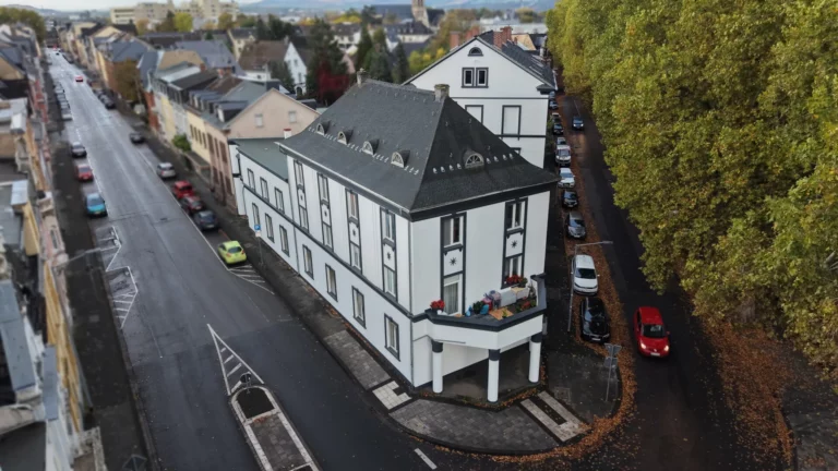***RESERVIERT***
2 vollvermietete Mehrfamilienhäuser mit 15 Wohneinheiten + Ausbaureserve in Stadtlage von Neuwied!