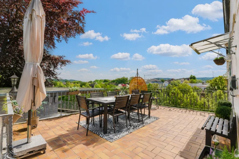 Ca. 100m² modernisierte Doppelhaushälfte mit 3 Zimmern, Terrasse, Garage und kleinem Garten