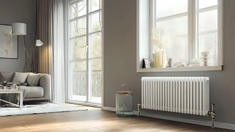 Moderner Heizkörper unter Fenster in elegantem Wohnzimmer