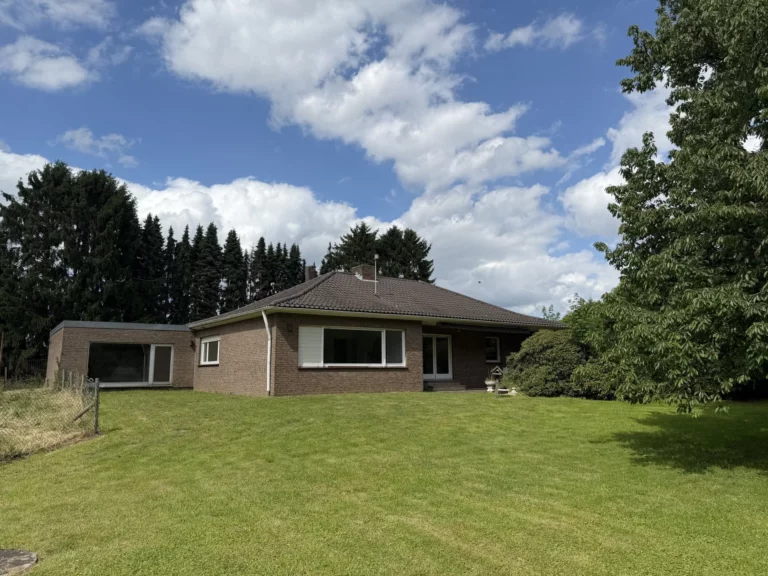 IN VORBEREITUNG! Freistehender Bungalow mit außergewöhnlich großzügigem Grundstück in Obrighoven
