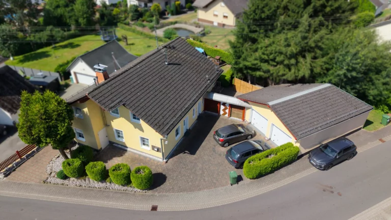 Stilvolles Einfamilienhaus mit ausgebautem Dachgeschoss, Garage & großem Garten in attraktiver Lage!