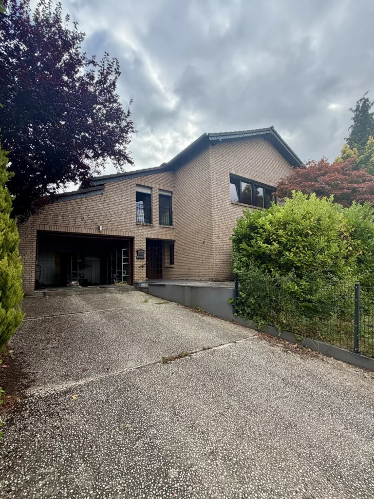 Großzügiges Zweifamilienhaus mit verschiedenen Nutzungsmöglichkeiten + zusätzlichem Baugrundstück