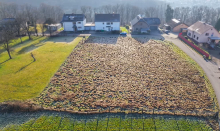 Großzügiges Grundstück in schöner Höhenlage von Windeck!