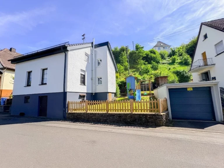 Modernisiertes Einfamilienhaus mit Garten und Garage in guter Zentrumslage!